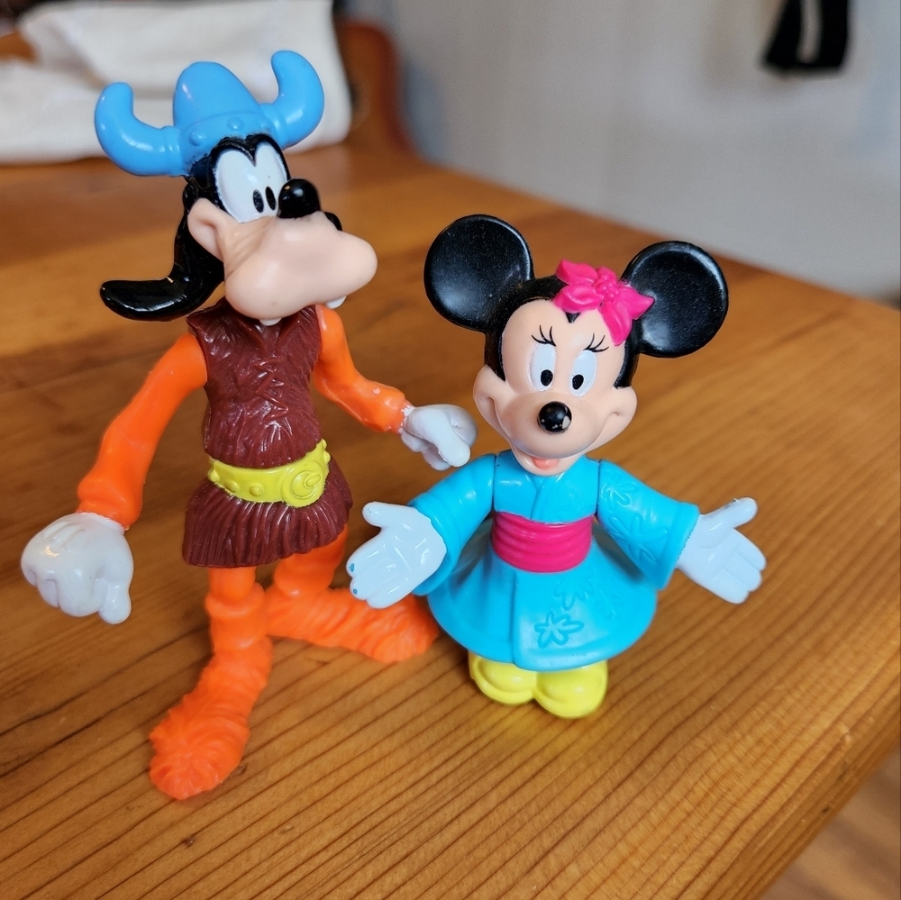 Vintage Disney Epcot World Tour Minnie Goofy Figurines 90s Cake Topper 1…